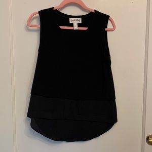 Beautiful flowy trilayer top